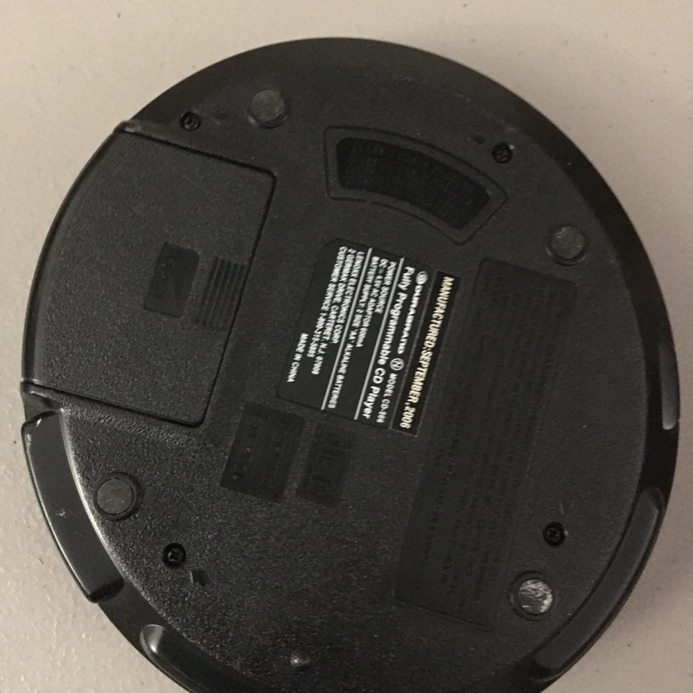 VINTAGE PORTABLE CD PLAYER - Picture 2 of 3